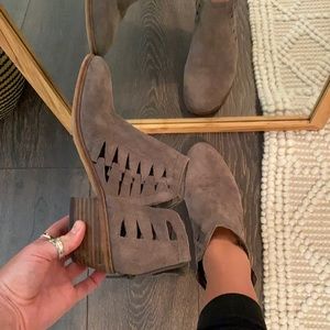 LAST CHANCE** Vince Camuto Peera cutout suede booties